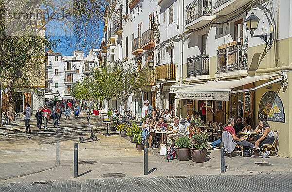Blick auf Cafés und Restaurants in Dalt Vila  UNESCO-Weltkulturerbe  Ibiza-Stadt  Eivissa  Balearen  Spanien  Mittelmeer  Europa