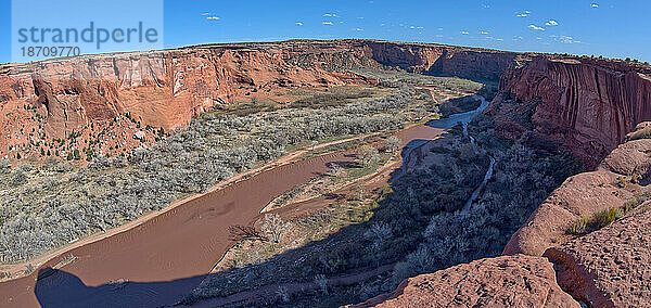 Blick auf Antelope Point  links  im Canyon De Chelly westlich von Tseyi Overlook  Arizona  Vereinigte Staaten von Amerika  Nordamerika