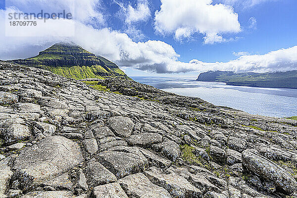 Steinboden in Richtung Berggipfel Skaelingsfjall im Sommer  Insel Streymoy  Färöer  Dänemark  Europa
