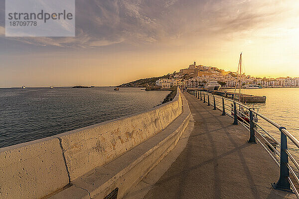 Blick auf die Kathedrale und Dalt Vila vom Hafen bei Sonnenuntergang  UNESCO-Weltkulturerbe  Ibiza-Stadt  Eivissa  Balearen  Spanien  Mittelmeer  Europa