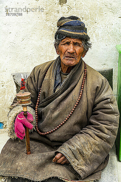 Alter Mann mit einer Gebetsmühle in der Hand  Königreich Mustang  Nepal  Asien