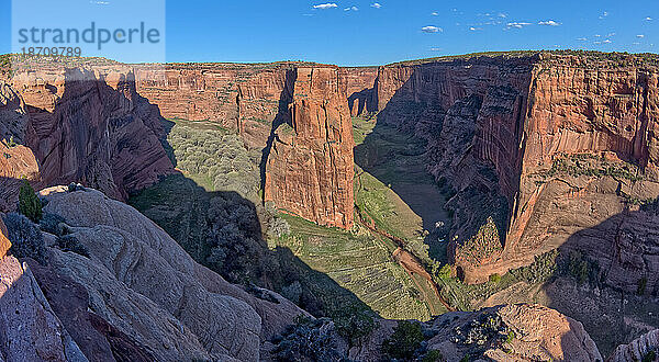 Ostansicht des Canyon De Chelly National Monument North Rim vom Antelope House Overlook  linke Abzweigung führt zum Many Cherry Canyon  rechte Abzweigung zum Black Rock Canyon  Arizona  Vereinigte Staaten von Amerika  Nordamerika