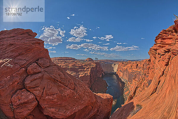 Glen Canyon Dam vom Hauptaussichtspunkt südlich des Staudamms aus gesehen  Page  Arizona  Vereinigte Staaten von Amerika  Nordamerika