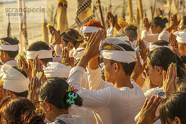 Blick auf Menschen beim Gebet am Strand von Kuta für Nyepi  balinesische Neujahrsfeiern  Kuta  Bali  Indonesien  Südostasien  Asien