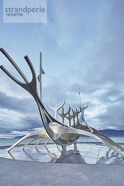 Ein Abendblick auf die Suncraft-Skulptur an der Küste von Reykjavik  der Hauptstadt Islands  Polarregionen