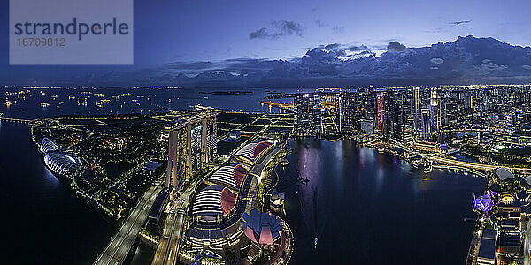 Luftaufnahme von Marina Bay Sands und Singapore City Harbour bei Nacht  Singapur  Südostasien  Asien