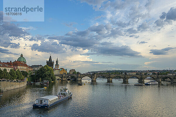 Boot in Richtung Karlsbrücke und Altstädter Brückenturm  UNESCO-Weltkulturerbe  Prag  Böhmen  Tschechische Republik (Tschechien)  Europa