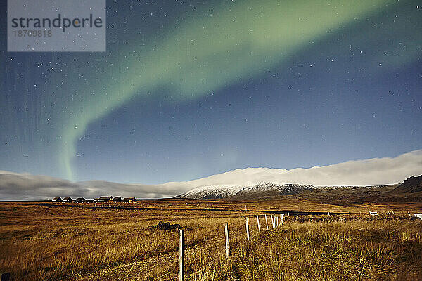 Nordlichter (Aurora Borealis) über der Landschaft rund um das Dorf Hellnar  im Snaefellsjökull-Nationalpark  auf der Halbinsel Snaefellsnes  Westküste Islands  Polarregionen