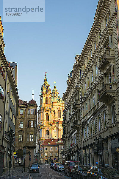 Beleuchtete St.-Nikolaus-Kirche bei Sonnenaufgang  Mala Strana  UNESCO-Weltkulturerbe  Prag  Böhmen  Tschechische Republik (Tschechien)  Europa