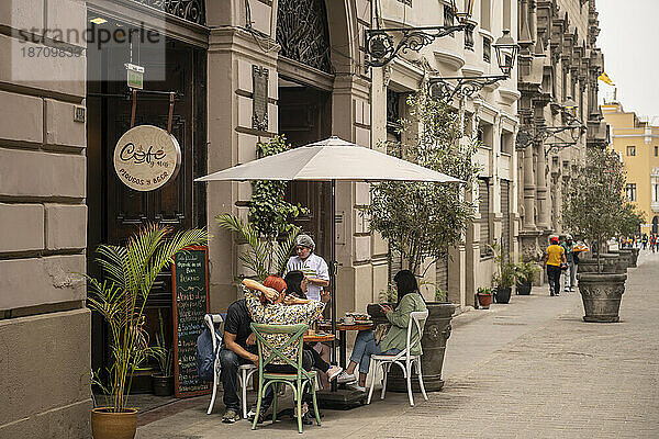 Menschen sitzen vor dem Café  Lima  Peru  Südamerika