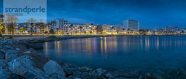 Blick auf den Strand Platja de ses Figueretes in der Abenddämmerung  Ibiza-Stadt  Ibiza  Balearen  Spanien  Mittelmeer  Europa