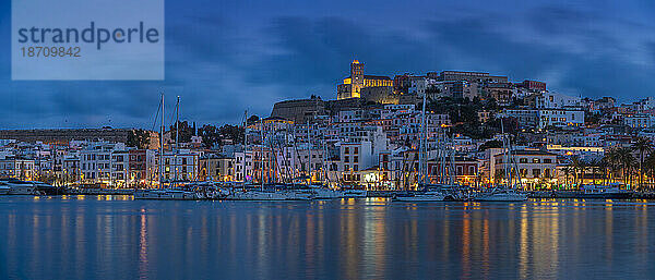 Blick auf die Kathedrale und Dalt Vila mit Blick auf den Hafen in der Abenddämmerung  Ibiza-Stadt  Eivissa  Balearen  Spanien  Mittelmeer  Europa