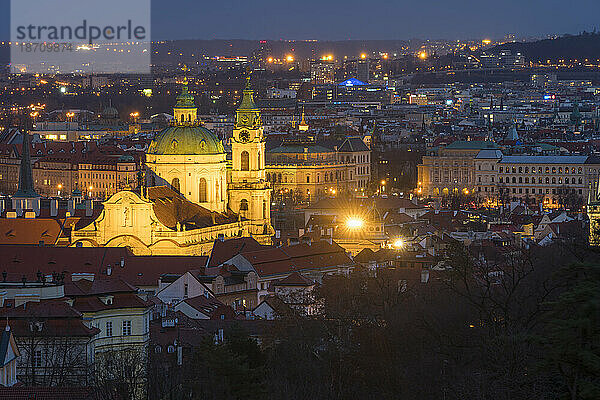 Beleuchtete St.-Nikolaus-Kirche bei Nacht  Mala Stranar  UNESCO-Weltkulturerbe  Prag  Böhmen  Tschechische Republik (Tschechien)  Europa
