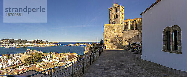Blick auf die Kathedrale mit Blick auf Hafen und Meer  UNESCO-Weltkulturerbe  Ibiza-Stadt  Eivissa  Balearen  Spanien  Mittelmeer  Europa