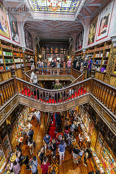 Innenraum des Lello (Harry-Potter-Bibliothek)  UNESCO-Weltkulturerbe  Porto  Norte  Portugal  Europa