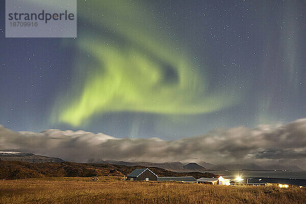 Nordlichter (Aurora Borealis) über der Landschaft rund um das Dorf Hellnar  im Snaefellsjökull-Nationalpark  auf der Halbinsel Snaefellsnes  Westküste Islands  Polarregionen