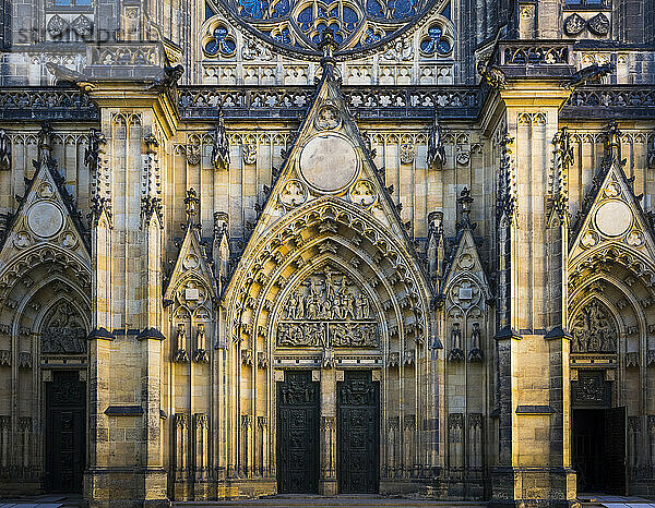 Die gotische Fassade des St.-Veits-Doms  der Prager Burg  UNESCO-Weltkulturerbe  Prag  Böhmen  Tschechische Republik (Tschechien)  Europa