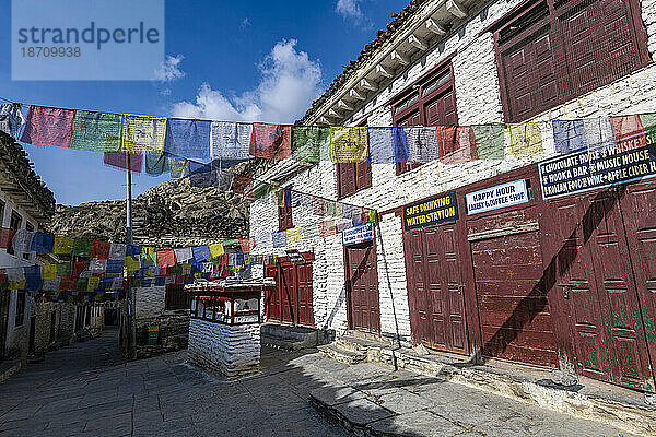 Historisches Dorf Marpha und Gebetsfahnen  Jomsom  Himalaya  Nepal  Asien