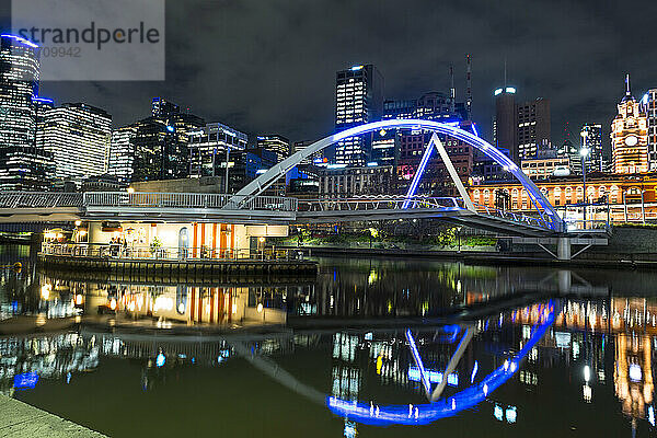 Evan Walker Bridge und Flinders Street Station am Yarra River  Stadt Melbourne in der Dämmerung  Victoria  Australien  Pazifik