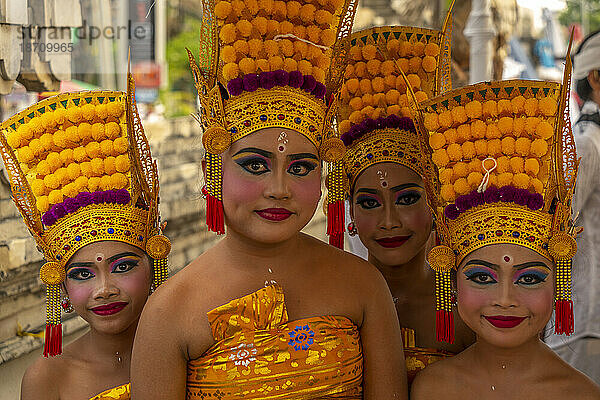 Blick auf bunt gekleidete Mädchen am Strand von Kuta für Nyepi  balinesische Neujahrsfeiern  Kuta  Bali  Indonesien  Südostasien  Asien