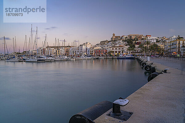 Blick auf die Kathedrale und Dalt Vila mit Blick auf den Hafen in der Abenddämmerung  Ibiza-Stadt  Eivissa  Balearen  Spanien  Mittelmeer  Europa