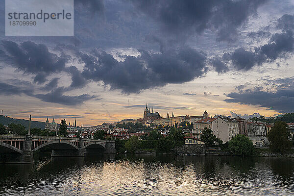 Prager Burg und Mähnenbrücke in der Abenddämmerung  Prag  Böhmen  Tschechische Republik (Tschechien)  Europa