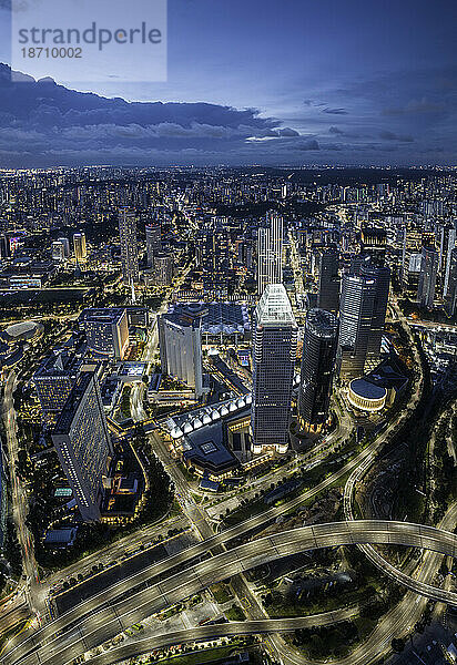 Luftaufnahme des Stadthafens von Singapur bei Nacht  Singapur  Südostasien  Asien