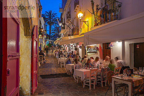 Blick auf Restaurants und Bars in Dalt Vila in der Abenddämmerung  UNESCO-Weltkulturerbe  Ibiza-Stadt  Eivissa  Balearen  Spanien  Mittelmeer  Europa