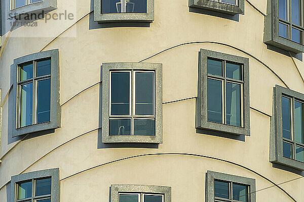 Detail der Fenster des Tanzenden Hauses (Fred und Ginger)  Prag  Böhmen  Tschechische Republik (Tschechien)  Europa