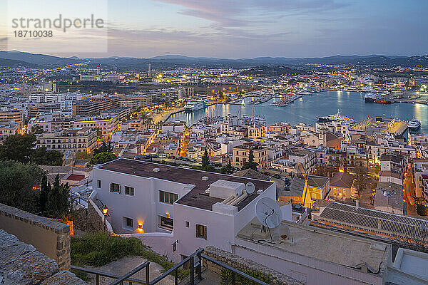 Erhöhter Blick auf den Stadtteil Dalt Vila in der Abenddämmerung  UNESCO-Weltkulturerbe  Ibiza-Stadt  Eivissa  Balearen  Spanien  Mittelmeer  Europa