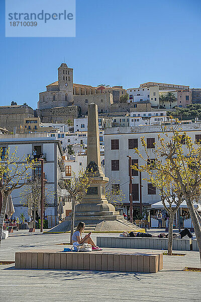Blick auf den Obelisken der Korsaren im Hafen von Ibiza mit Blick auf die Kathedrale  Ibiza-Stadt  Eivissa  Balearen  Spanien  Mittelmeer  Europa