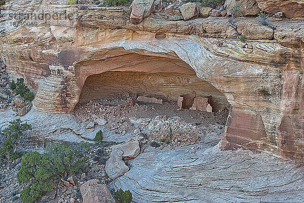 Die verwunschenen Ruinen des Massakerhauses im Canyon del Muerto (Schlucht der Toten)  am nördlichen Ende des Canyon De Chelly  Ort eines Navajo-Massakers durch spanische Soldaten im Jahr 1825  Arizona  Vereinigte Staaten von Amerika  Nordamerika