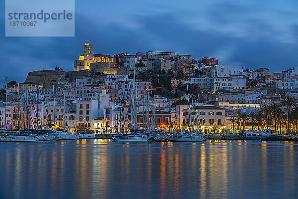 Blick auf die Kathedrale und Dalt Vila mit Blick auf den Hafen in der Abenddämmerung  Ibiza-Stadt  Eivissa  Balearen  Spanien  Mittelmeer  Europa