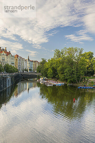 Jugendstilgebäude entlang der Moldau und Boote auf der Insel Slovansky  Prag  Tschechische Republik (Tschechien)  Europa