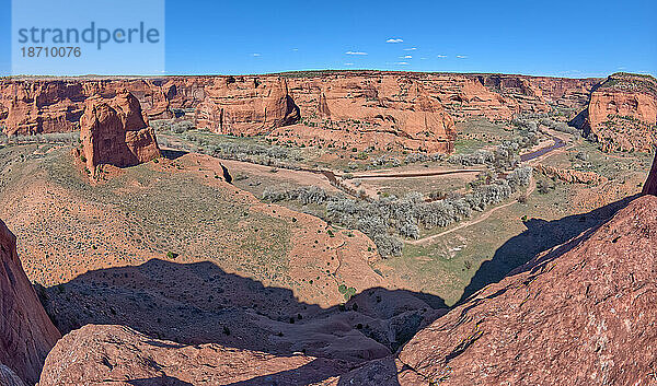 Panoramablick auf die Kreuzung zwischen der Nord- und Südgabelung des Canyon De Chelly National Monument  mit der Felsformation Dog Rock ganz links  Arizona  Vereinigte Staaten von Amerika  Nordamerika