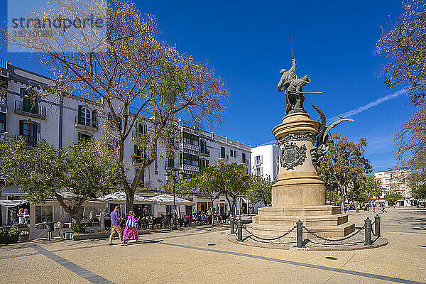 Blick auf Statue  Restaurants und Cafés auf dem Platz Vara de Rei  UNESCO-Weltkulturerbe  Ibiza-Stadt  Eivissa  Balearen  Spanien  Mittelmeer  Europa