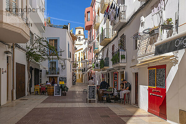 Blick auf Restaurants und Cafés in Dalt Vila  UNESCO-Weltkulturerbe  Ibiza-Stadt  Eivissa  Balearen  Spanien  Mittelmeer  Europa