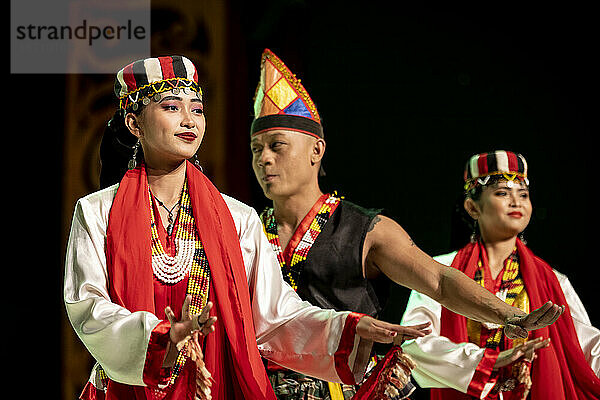 Tanzaufführung  Sarawak Cultural Village  Santubong  Sarawak  Borneo  Malaysia  Südostasien  Asien