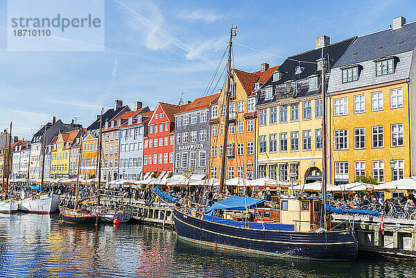 Bunte Häuser und Holzboote im Hafen von Nyhavn  Kopenhagen  Dänemark  Skandinavien  Europa