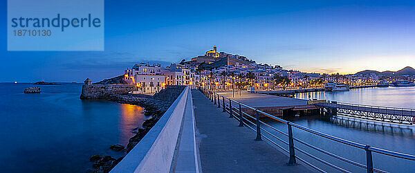Blick auf die Kathedrale und Dalt Vila vom Hafen in der Abenddämmerung  UNESCO-Weltkulturerbe  Ibiza-Stadt  Eivissa  Balearen  Spanien  Mittelmeer  Europa