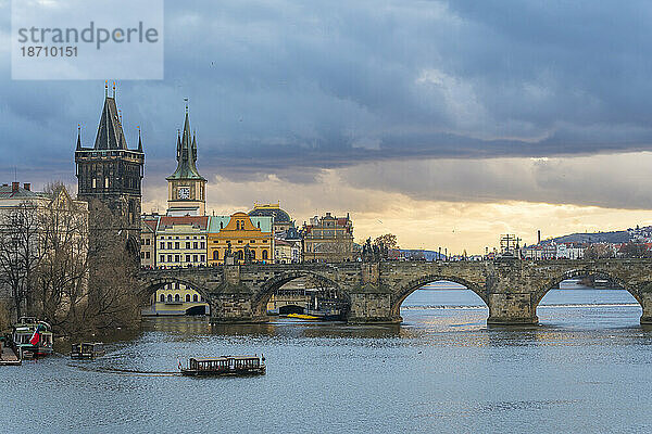 Karlsbrücke und Altstädter Brückenturm  UNESCO-Weltkulturerbe  Prag  Böhmen  Tschechische Republik (Tschechien)  Europa