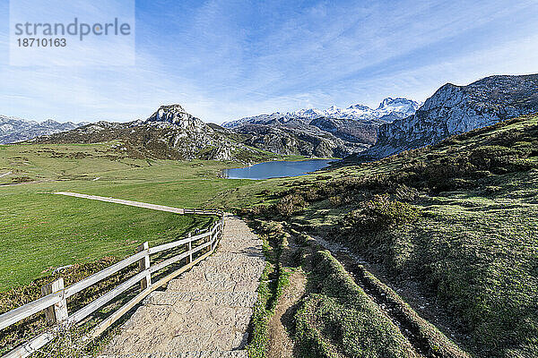 Gehweg zum Covadonga-See  Nationalpark Picos de Europa  Asturien  Spanien  Europa