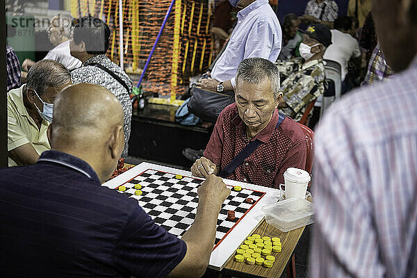 Männer spielen Dame  Chinatown  Singapur  Südostasien  Asien