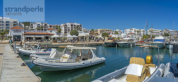 Blick auf Boote und Restaurants in Marina Santa Eulalia  Santa Eularia des Riu  Ibiza  Balearen  Spanien  Mittelmeer  Europa