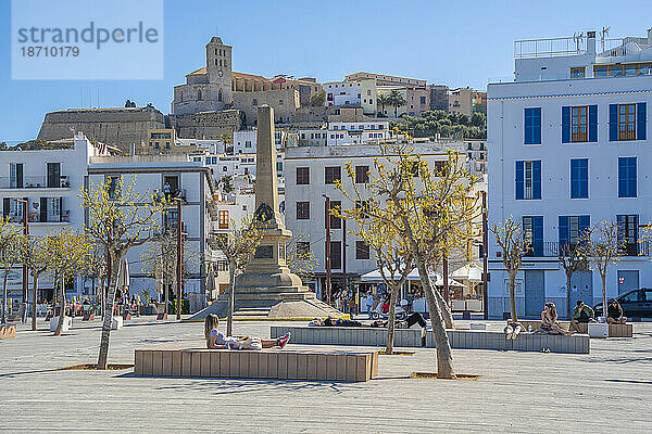 Blick auf den Obelisken der Korsaren im Hafen von Ibiza mit Blick auf die Kathedrale  Ibiza-Stadt  Eivissa  Balearen  Spanien  Mittelmeer  Europa