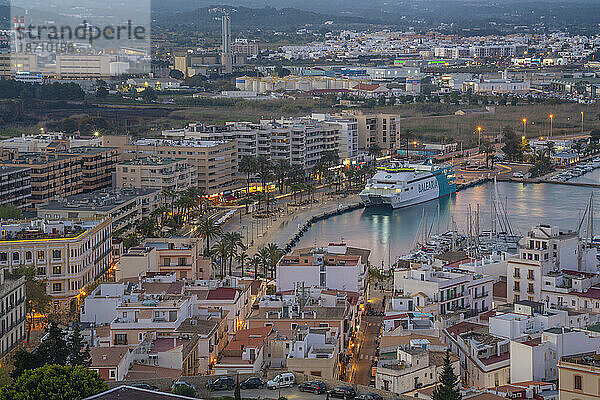 Erhöhter Blick auf den Hafen  das Viertel Dalt Vila und die Stadtmauern in der Abenddämmerung  UNESCO-Weltkulturerbe  Ibiza-Stadt  Eivissa  Balearen  Spanien  Mittelmeer  Europa