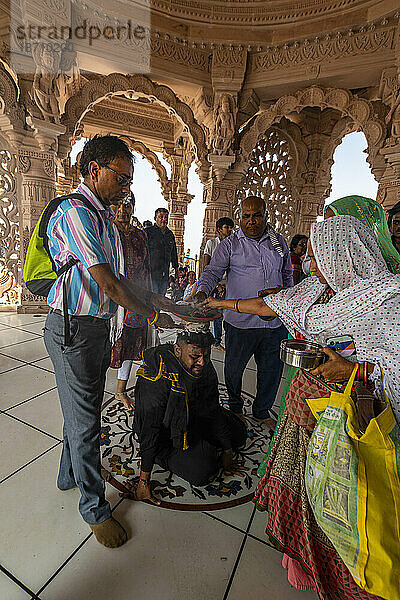 Pilger mit brennender Kohle  Kalika Shakti Peeth Pavagadh Tempel  Archäologischer Park Champaner-Pavagadh  UNESCO-Weltkulturerbe  Gujarat  Indien  Asien