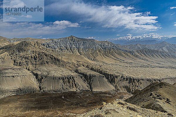 Erodierte Berglandschaft im Königreich Mustang  Himalaya  Nepal  Asien