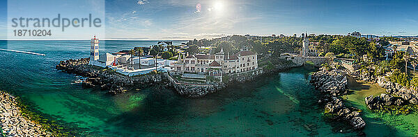 Luftdrohnen-Panoramablick auf Santa Marta  das Santa Marta House Museum und das Condes de Castro Guimaraes Museum neben türkisfarbenem Wasser in Cascais  Region Lissabon  Portugal  Europa