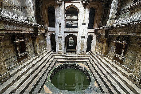 Adalaj-Stufenbrunnen (Rudabai-Stufenbrunnen)  Adalaj  Gujarat  Indien  Asien